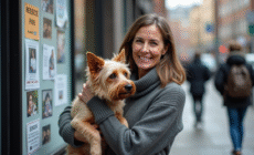 Femme avec chien rescue dans la rue en ville